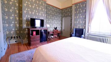 Deluxe Double Room, Courtyard View (King Bed Guest Rooms) | Iron/ironing board, WiFi, bed sheets