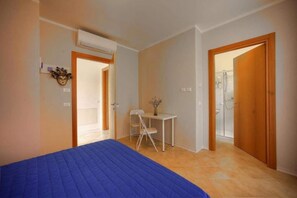 Familiekamer, terras (Indaco) | Badkamer | Een douche, gratis toiletartikelen, een bidet, handdoeken