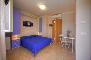 Familiekamer, terras (Indaco) | Een kluis op de kamer, individueel gedecoreerd, individueel gemeubileerd