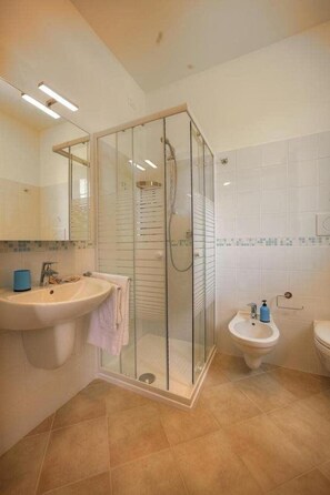 Habitación familiar, Terraza (Indaco) | Baño | Regadera, amenidades de baño gratuitas, bidet, toallas 