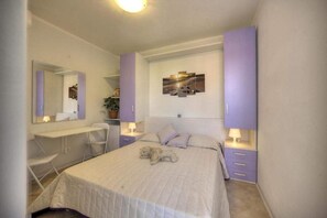 Tweepersoonskamer, terras (Lilla) | Een kluis op de kamer, individueel gedecoreerd, individueel gemeubileerd