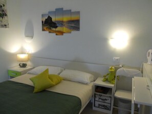 Habitación estándar (Cedro) | Caja de seguridad en la habitación y decoración personalizada 