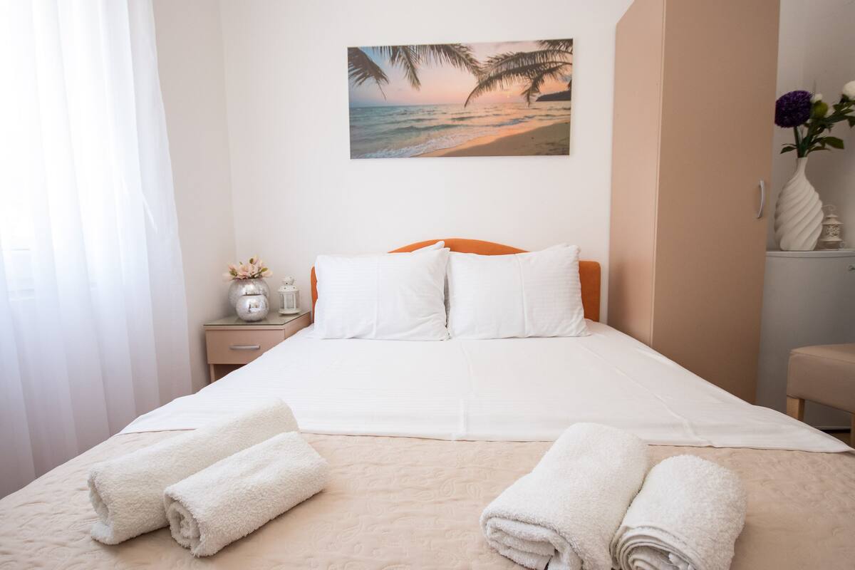 Habitación económica con 1 cama matrimonial o 2 individuales | Tabla de planchar con plancha, wifi gratis y decoración personalizada