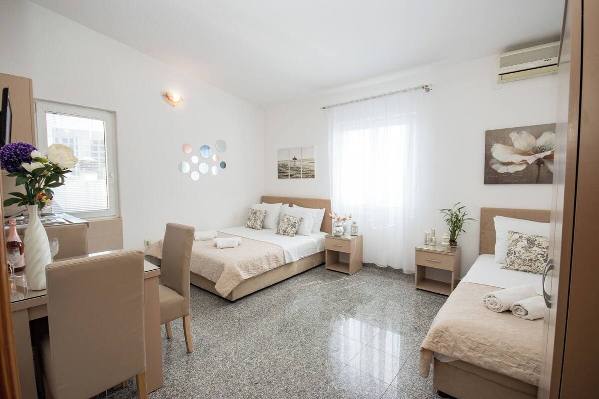 Habitación triple estándar, vista al mar | Tabla de planchar con plancha, wifi gratis y decoración personalizada
