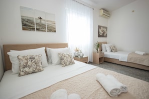 Habitación triple estándar, vista al mar | Decoración personalizada, tabla de planchar con plancha y wifi gratis 