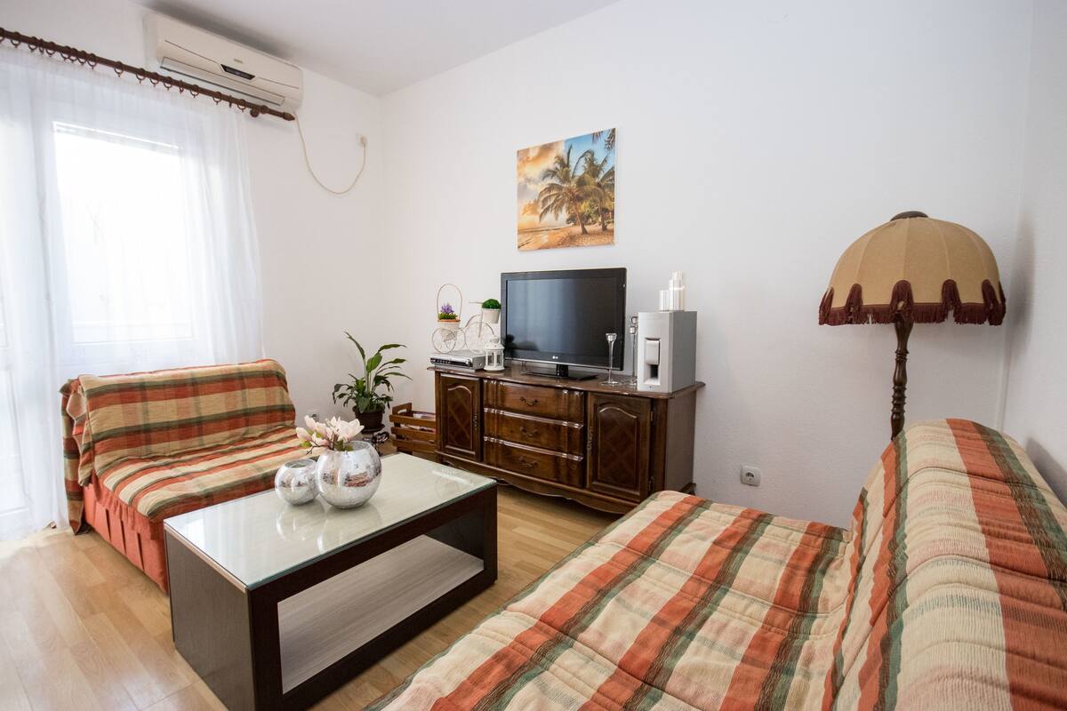 Departamento estándar, varias camas | Área de sala de estar | Televisión de pantalla plana