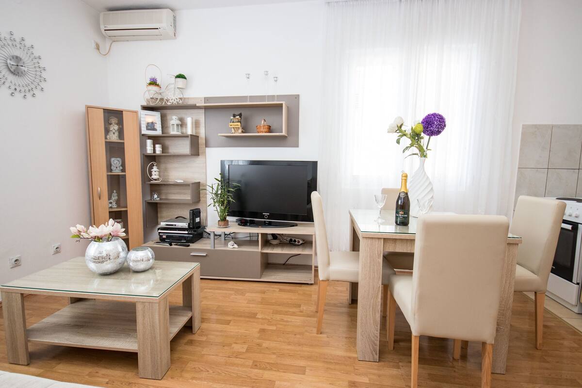 Departamento familiar, 1 cama Queen size y sofá cama, vista al jardín | Vista desde la habitación