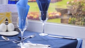 Frokost og middag serveres