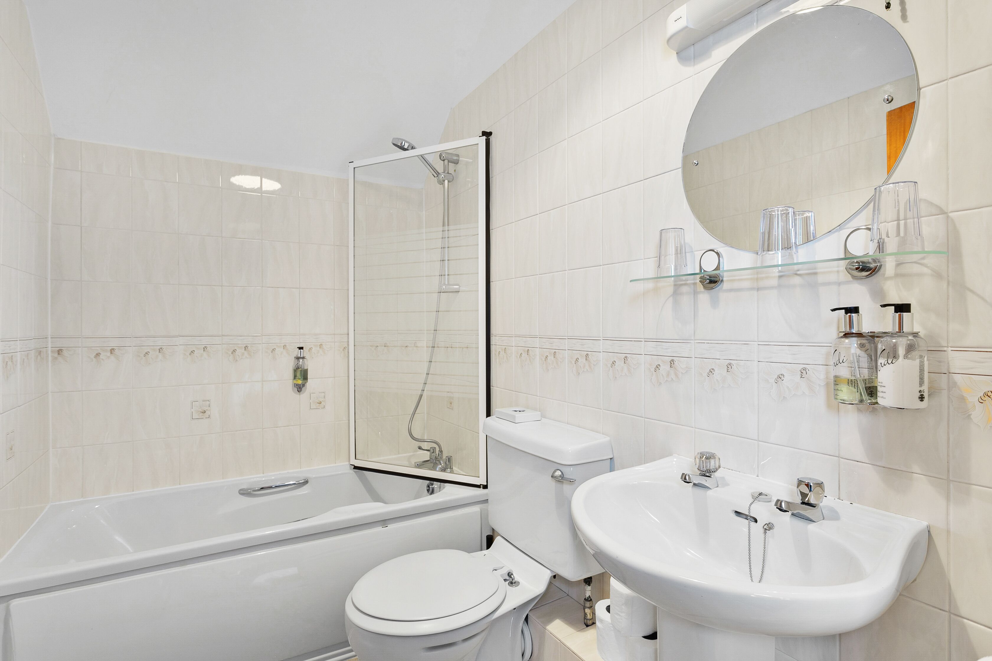 Un baño moderno con bañera, inodoro y lavamanos.