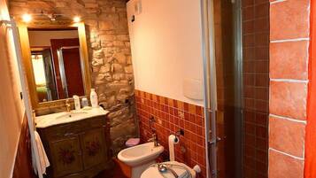 Douche, sĂšche-cheveux, bidet, serviettes fournies