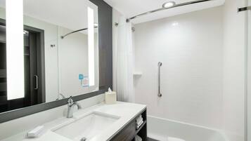 Amenidades de baño de diseñador, secadora de cabello, toallas, jabón