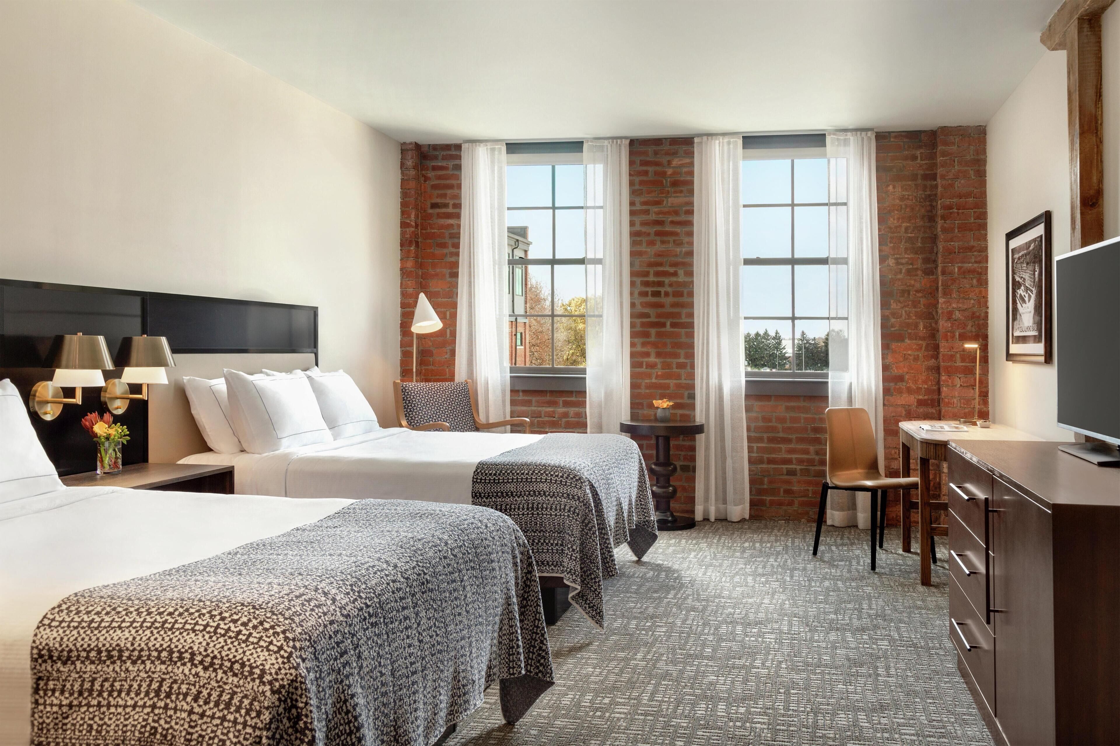 Egyptian cotton sheets, premium bedding, in-room safe, desk