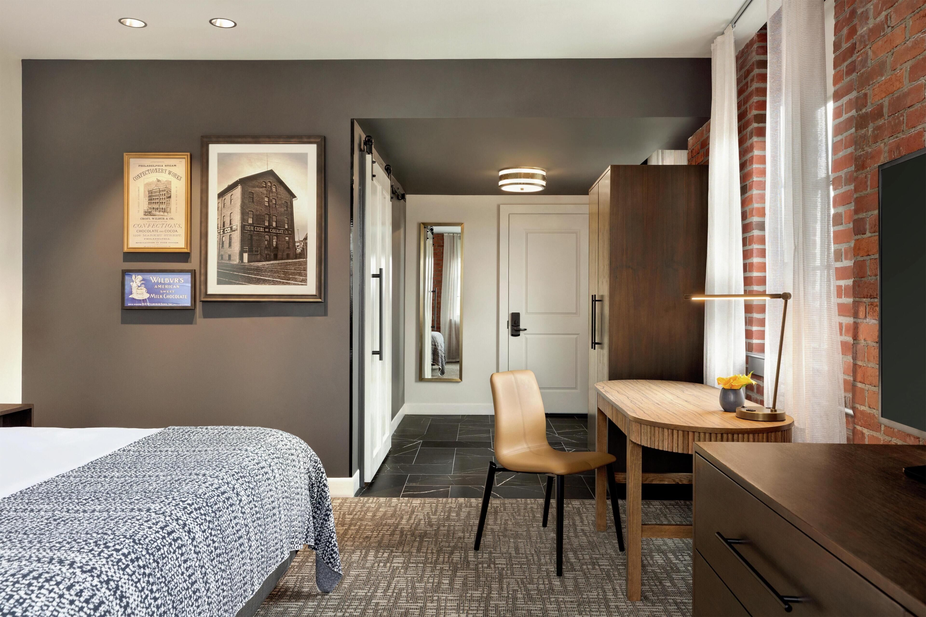 Room, 1 King Bed, Corner (Cocoa) | Egyptian cotton sheets, premium bedding, in-room safe, desk