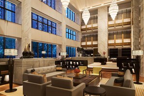 Hi ha 3 restaurants amb plats de cuina local i internacional 