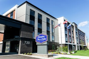 A Hampton Inn & Suites building with a sign indicating the address 730. - Hampton Inn & Suites by Hilton Quebec City Beauport (Québec City)