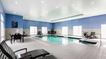 Piscine couverte, accès possible de 07 h 00 à 22 h 00, chaises longues