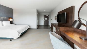Ropa de cama de alta calidad y caja de seguridad en la habitación