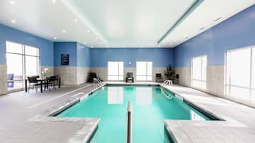 Piscine couverte, accÚs possible de 07 h 00 à 22 h 00, chaises longues