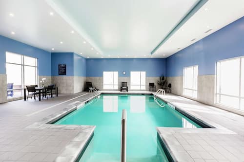 Piscine intérieure, accès possible de 7 h à 22 h, chaises longues