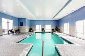 Indoor pool, open 7:00 AM to 10:00 PM, pool loungers - Hampton Inn & Suites by Hilton Quebec City Beauport (Québec City)