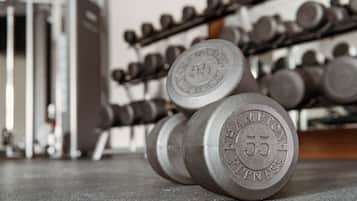 Un estante con dos mancuernas de 25 kilogramos en un gimnasio.