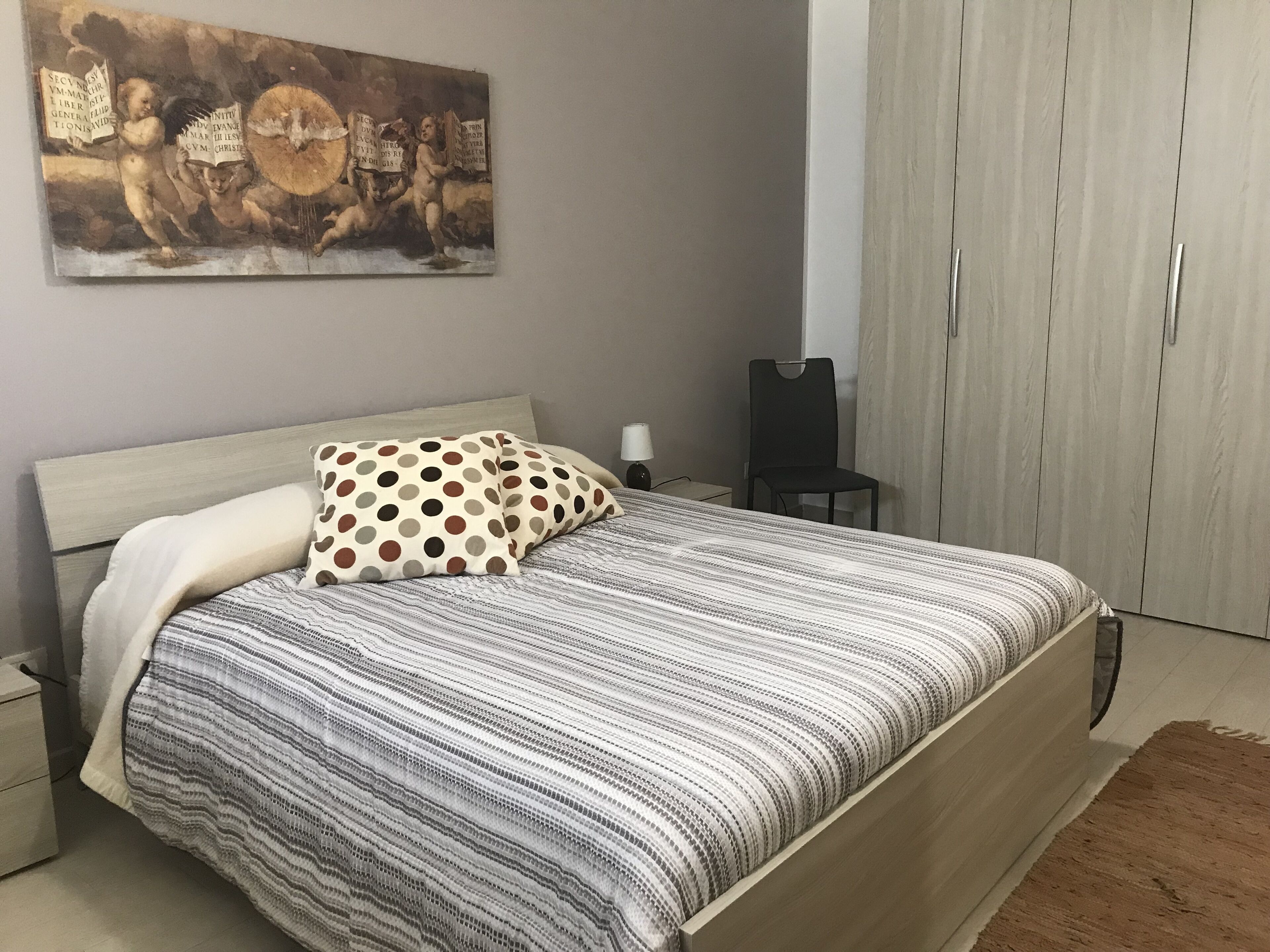 2 chambres, bureau, chambres insonorisées, fer et planche à repasser