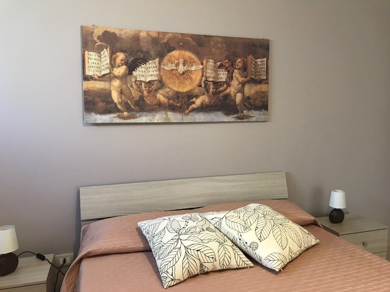 2 makuuhuonetta, työpöytä, äänieristys, silitysrauta/-lauta