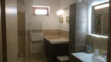 Dusche, Haartrockner, Bademäntel, Bidet