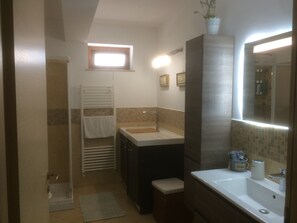 تجهيزات دش، مجففات شعر، برانس (أردية) حمّام، مراحيض شطف