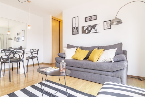 Premium Apartment, 1 Queen Bed with Sofa bed | Living area