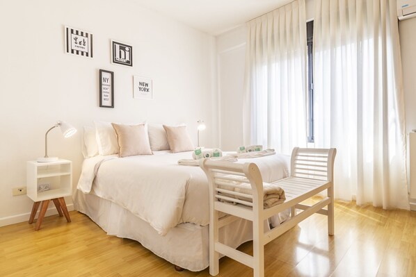 Tabla de planchar con plancha, wifi gratis y ropa de cama