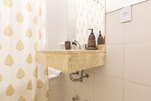 พรีเมียมอพาร์ทเมนท์, เตียงควีนไซส์ 1 เตียง และโซฟาเบด | ห้องน้ำ | ฝักบัว, ของใช้ในห้องน้ำฟรี, โถสุขภัณฑ์แบบบิเดท์, ผ้าเช็ดตัว