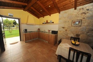 Een koelkast, een magnetron, een kookplaat