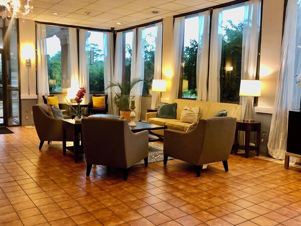Lobby sitting area - The Grand Hotel Spindletop (Beaumont)