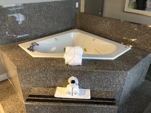 Honeymoon-Suite, 1 King-Bett, Nichtraucher | Whirlwanne