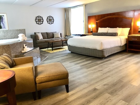 Cubrecamas, escritorio y espacio para trabajar con laptop