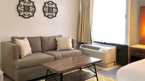 Suite – honeymoon, 1 kingsize-seng, ikke-røyk | Dundyner, skrivebord, skrivebord for bærbar PC og blendingsgardiner