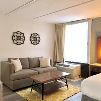 蜜月套房, 1 张特大床, 无烟房 | 羽绒被、办公桌、笔记本电脑工作区、遮光窗帘