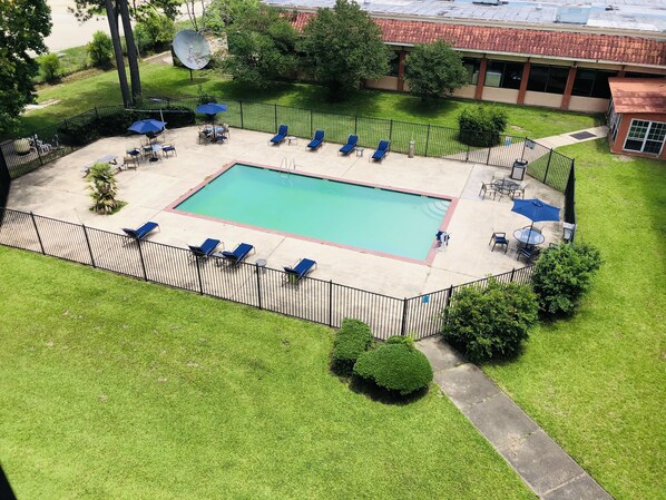 Una piscina al aire libre (de 10:00 a 22:00), sombrillas, tumbonas