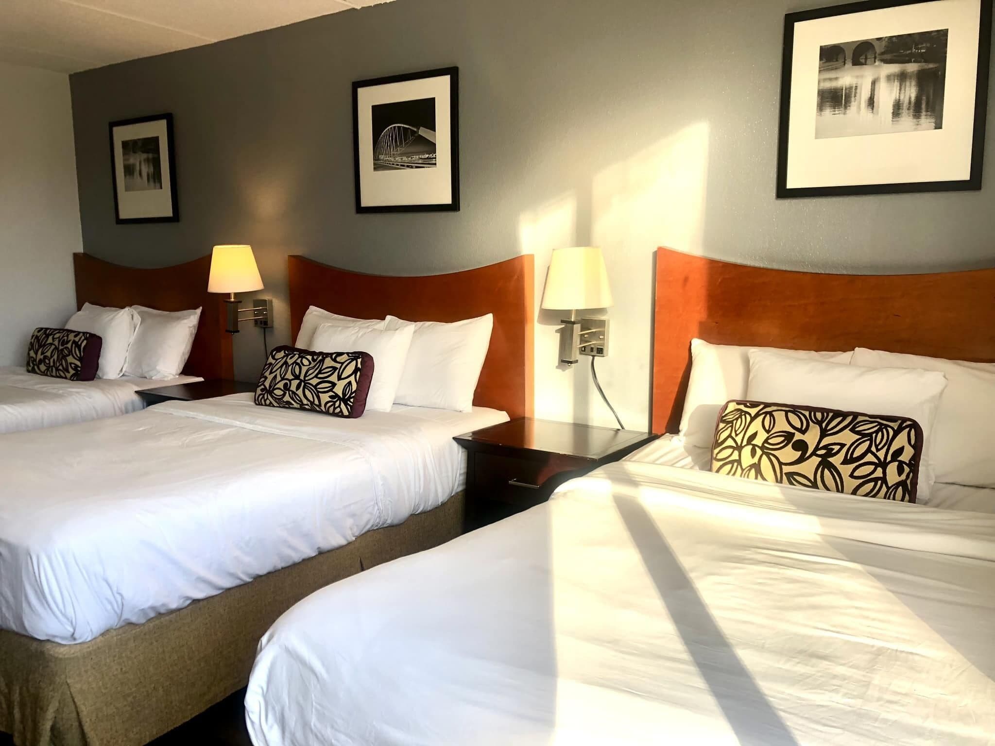 Deluxe-Dreibettzimmer, Mehrere Betten | Daunenbettdecken, Schreibtisch, laptopgeeigneter Arbeitsplatz