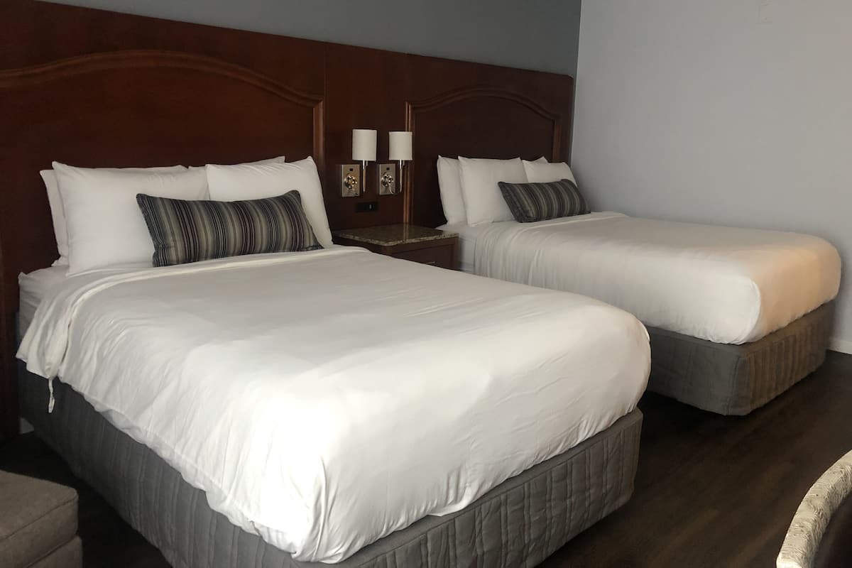 1 bedroom, down comforters, desk, laptop workspace