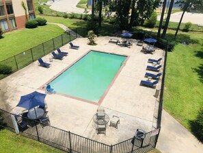 Außenpool, geöffnet von 10:00 Uhr bis 22:00 Uhr, Sonnenschirme