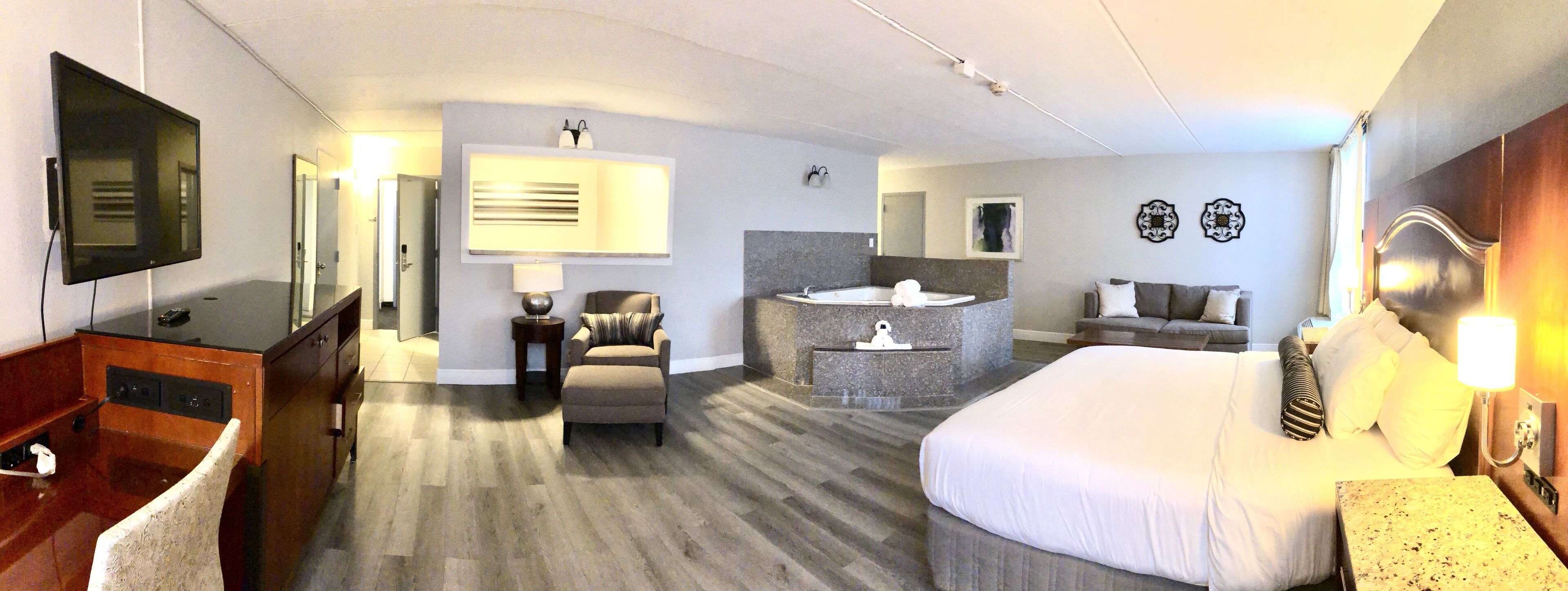 Suite – honeymoon, 1 kingsize-seng, ikke-røyk | Dundyner, skrivebord, skrivebord for bærbar PC og blendingsgardiner