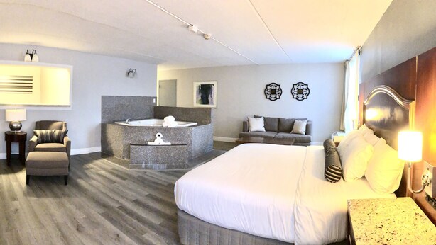 Suite – honeymoon, 1 kingsize-seng, ikke-røyk | Dundyner, skrivebord, skrivebord for bærbar PC og blendingsgardiner