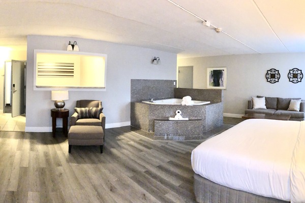 Honeymoon Suite, 1 King Bed, Non Smoking | Down comforters, desk, laptop workspace, blackout drapes