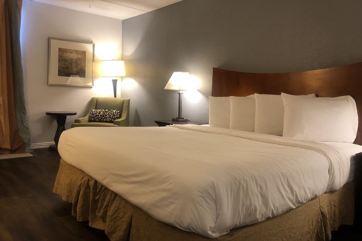 1 bedroom, down duvets, desk, laptop workspace