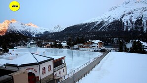 Ett snötäckt berglandskap med en byggnad i förgrunden, där det står en skylt med texten ”Country Club”.