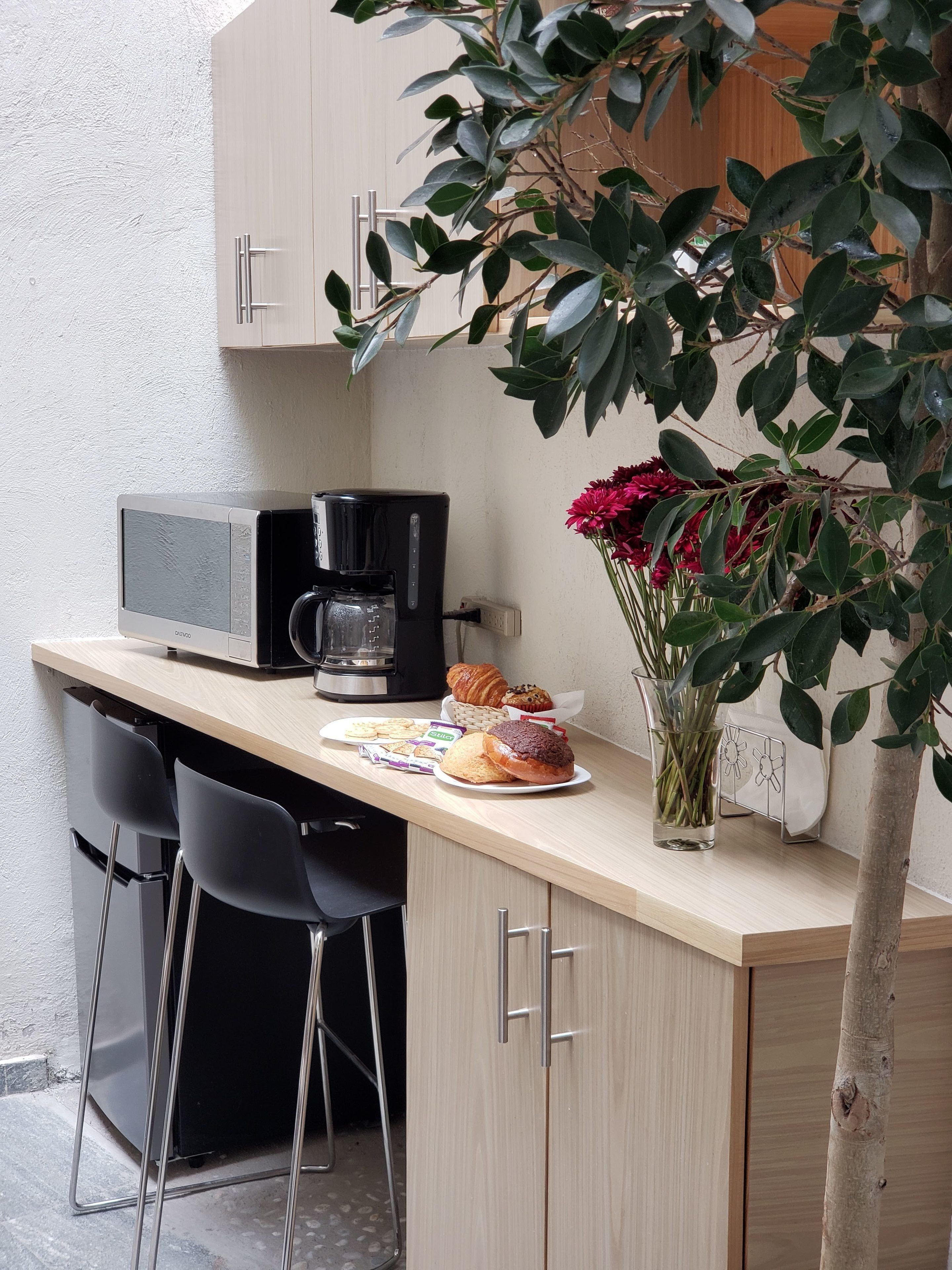 Habitación doble | Instalaciones de cocina compartida | Refrigerador, microondas y cafetera y tetera 