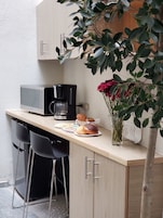 Quarto casal | Espaço de cozinha compartilhada | Refrigerador em uma área comum, micro-ondas em uma área comum