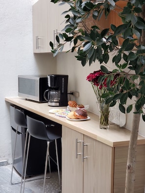 雙人房 | 共用廚房設施 | 公共區域設有雪櫃、公共區域設有微波爐、咖啡機/沖茶器